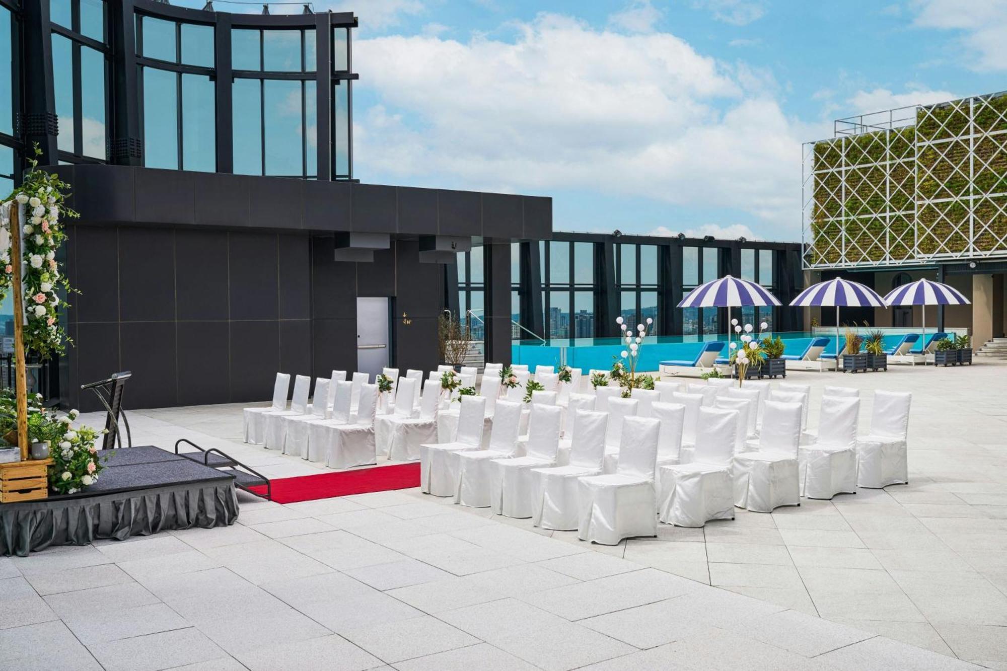 Le Méridien Taichung Extérieur photo The rooftop pool at the hotel