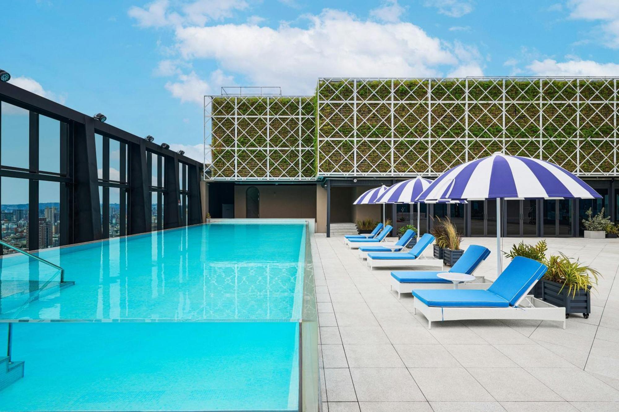 Le Méridien Taichung Extérieur photo Rooftop pool at The Standard East Village