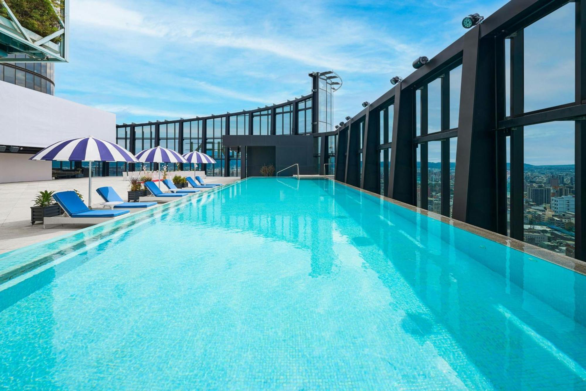 Le Méridien Taichung Extérieur photo The rooftop pool at the hotel