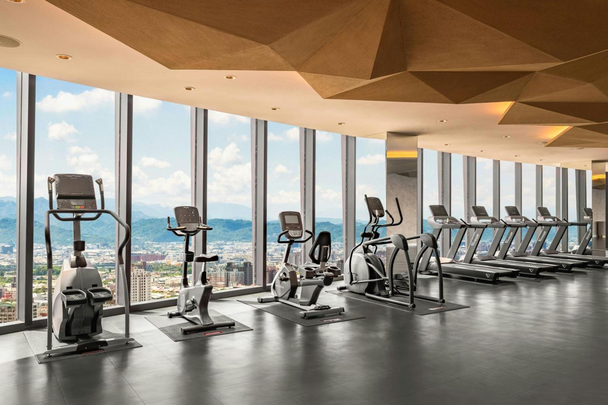 Le Méridien Taichung Extérieur photo The gym at the 39th floor